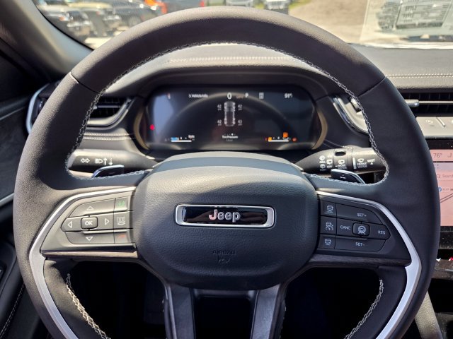 New 2026 Jeep Grand Cherokee Limited w/ Luxury Tech Group II RWD image 27