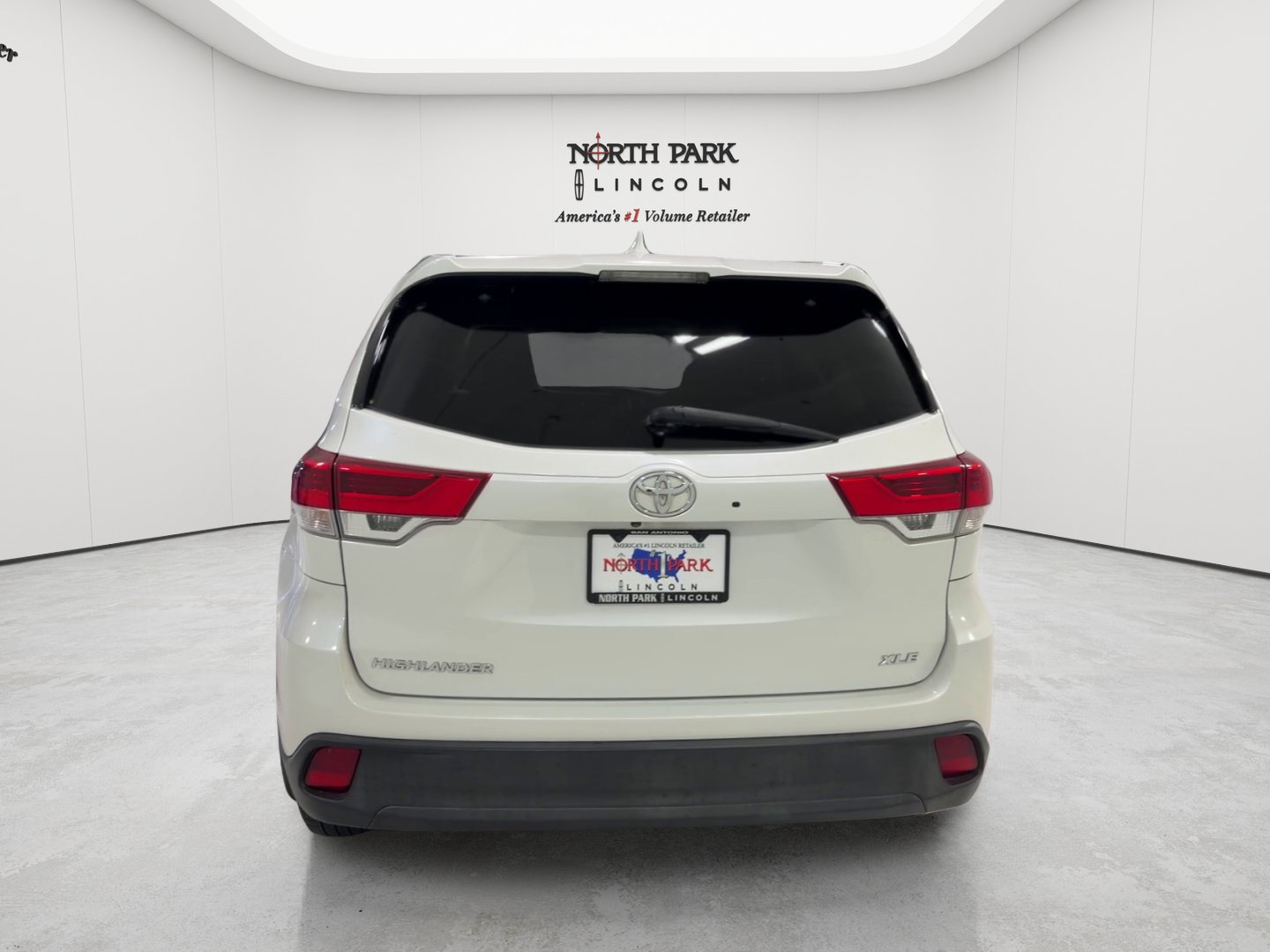 Used 2018 Toyota Highlander FWD V6 image 4