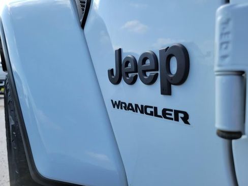 Used 2023 Jeep Wrangler Unlimited Sahara AWD/4WD image 35