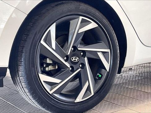 Used 2025 Hyundai Elantra Limited image 35