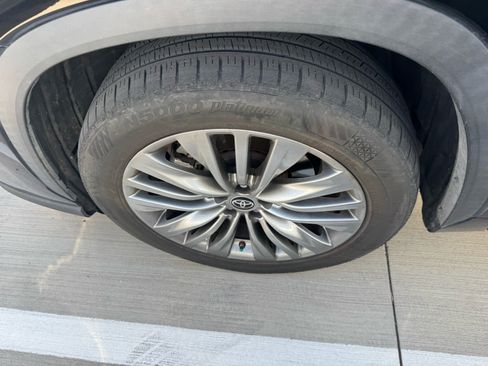 Used 2020 Toyota Highlander Platinum FWD image 8