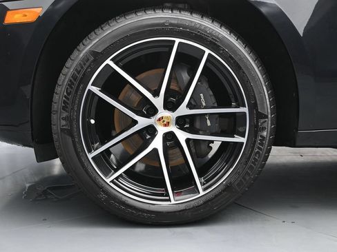 Certified 2025 Porsche Macan AWD/4WD image 5