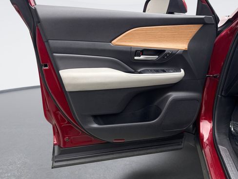 Used 2024 Toyota Grand Highlander AWD image 9