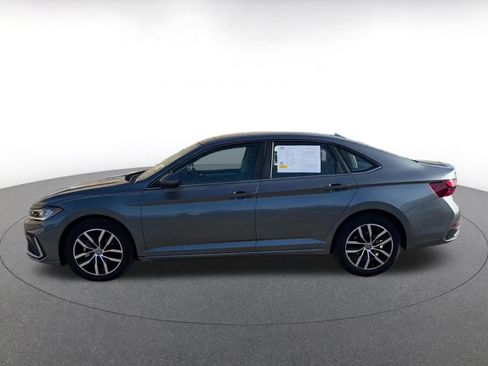 Used 2025 Volkswagen Jetta SE image 9