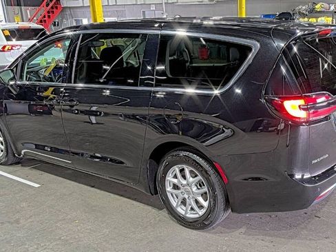 Used 2024 Chrysler Pacifica Touring-L image 5