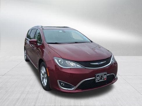 Used 2018 Chrysler Pacifica Touring-L Plus w/ Tire & Wheel Group FWD image 3