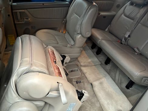 Used 2010 Toyota Sienna XLE image 6