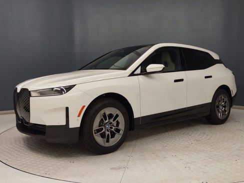 Used 2023 BMW iX xDrive50 image 18