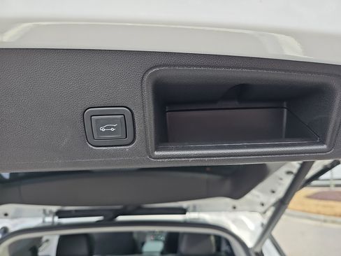 Used 2024 GMC Terrain SLT w/ Infotainment Package II image 14