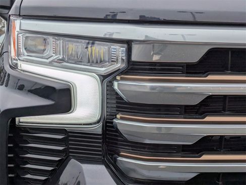 Used 2022 Chevrolet Silverado 1500 High Country w/ Technology Package image 10