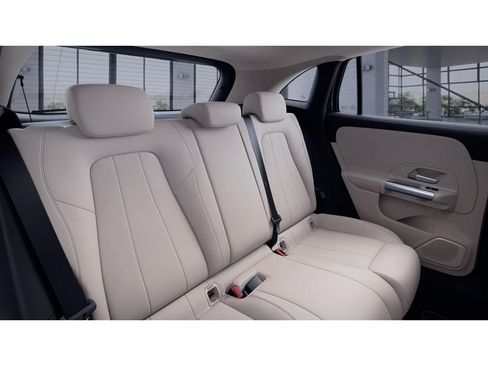 Used 2023 Mercedes-Benz GLA 250 4MATIC w/ Premium Package image 5