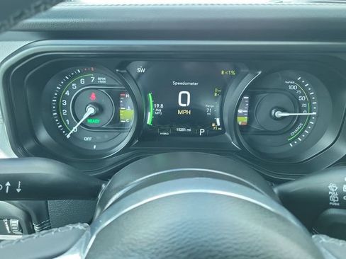 Used 2025 Jeep Wrangler Unlimited Sahara AWD/4WD image 25