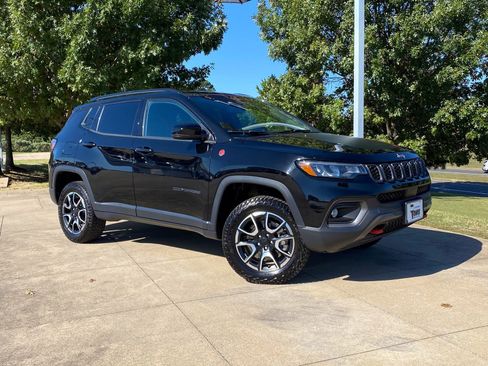 Used 2024 Jeep Compass Trailhawk image 1