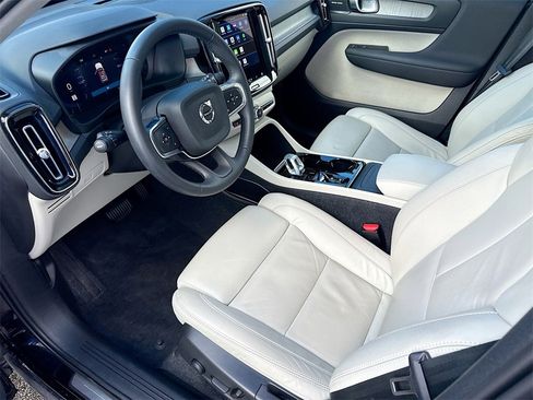 Used 2024 Volvo XC40 B5 Plus image 25
