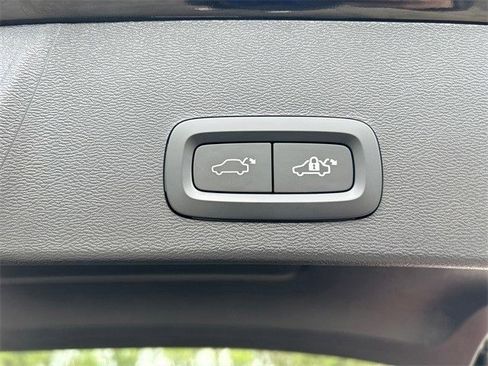 Used 2023 Volvo XC40 B4 Ultimate image 16