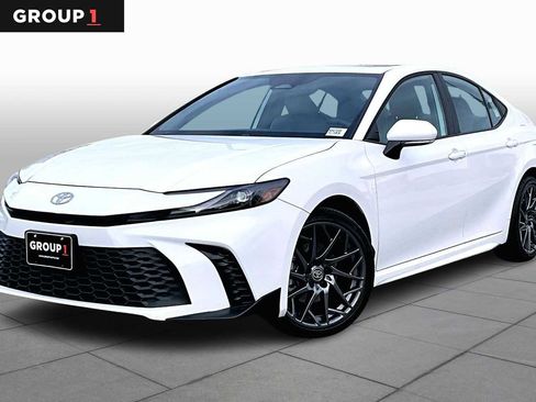Used 2025 Toyota Camry SE image 1