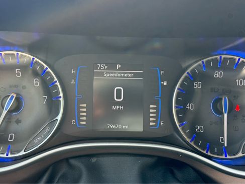 Used 2017 Chrysler Pacifica Touring FWD image 14