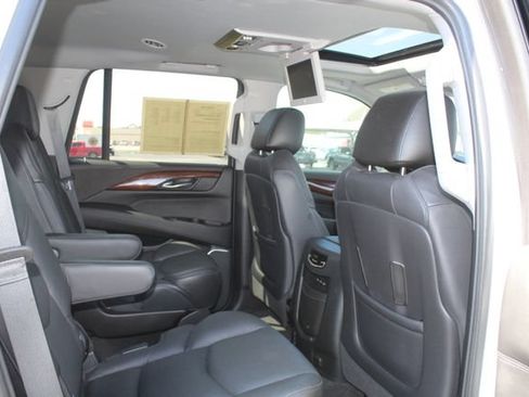 Used 2020 Cadillac Escalade Luxury RWD image 18