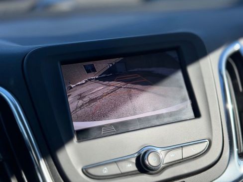 Used 2022 Chevrolet Equinox LS w/ LS Convenience Package image 17