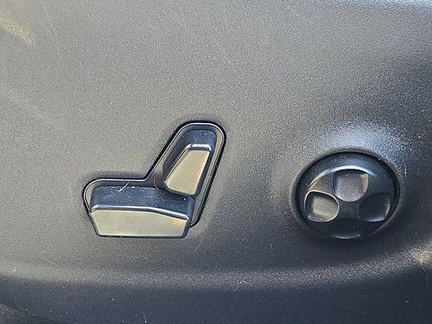 Used 2016 Jeep Cherokee Limited image 8