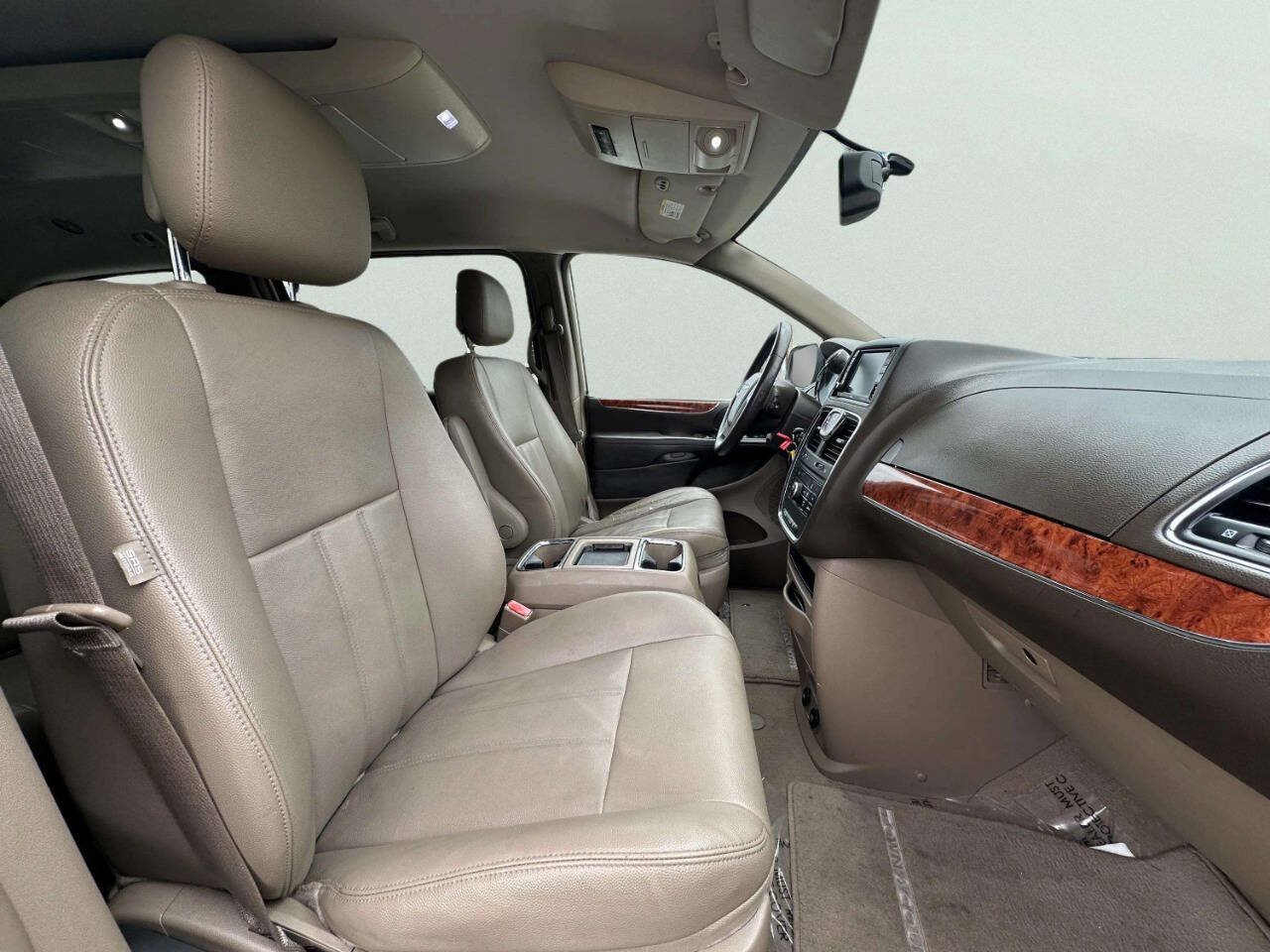 Used 2014 Chrysler Town & Country Touring FWD image 22
