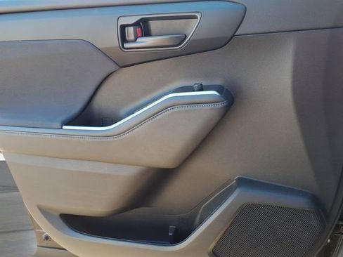 Used 2024 Toyota Highlander LE image 19