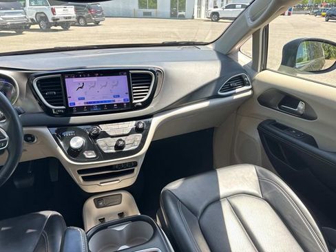 Used 2023 Chrysler Pacifica Touring-L FWD image 20