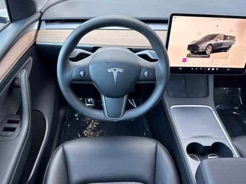 Used 2024 Tesla Model Y 2WD image 15