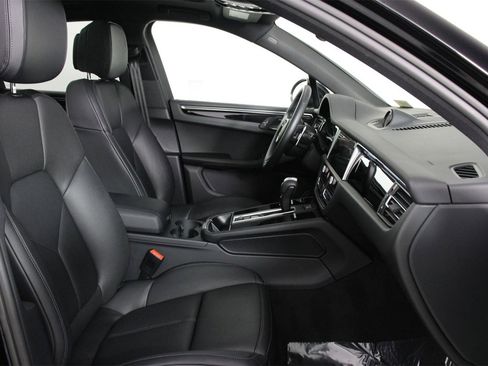 Certified 2025 Porsche Macan image 31