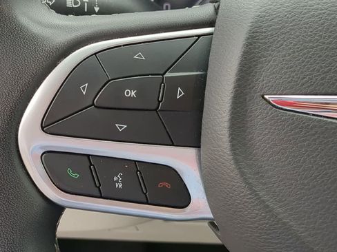 Used 2024 Chrysler Pacifica Touring-L FWD image 23