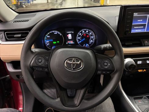 Used 2019 Toyota RAV4 LE w/ Carpet Mat Package image 19