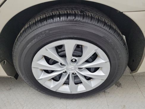 Used 2017 Toyota Camry LE image 31