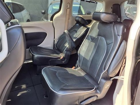 Used 2022 Chrysler Pacifica Limited image 8