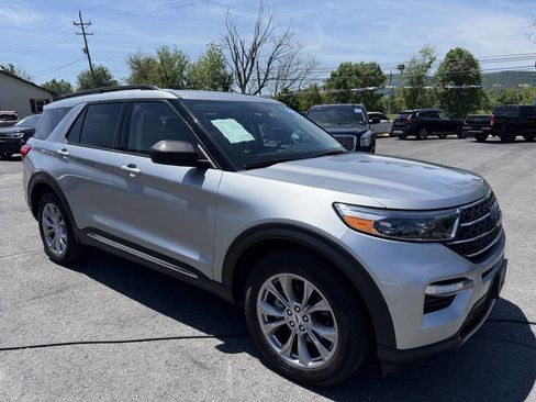 Used 2022 Ford Explorer XLT w/ Equipment Group 202A AWD/4WD image 3