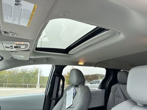 Certified 2025 Toyota Sienna XLE image 16