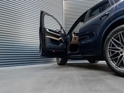Certified 2025 Porsche Cayenne E-Hybrid Coupe AWD/4WD image 13