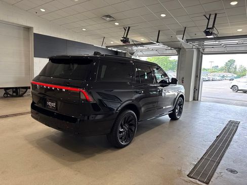 Used 2025 Lincoln Navigator Reserve w/ Jet Appearance Package AWD/4WD image 7