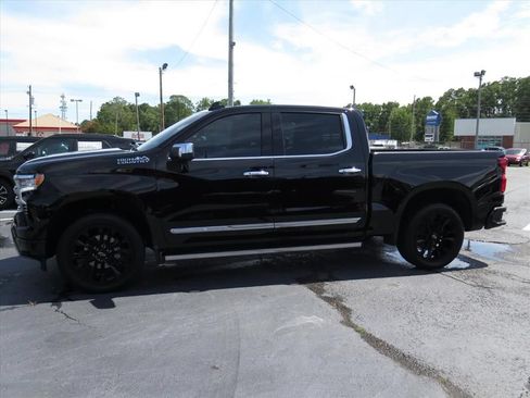 Used 2025 Chevrolet Silverado 1500 High Country AWD/4WD image 6