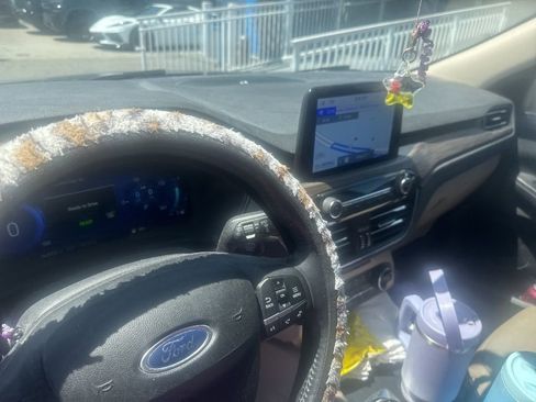 Used 2020 Ford Escape Titanium image 13