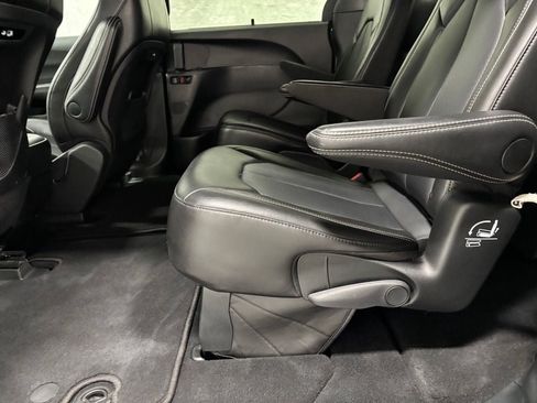 Used 2025 Chrysler Pacifica Select FWD image 40
