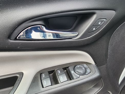 Used 2021 Chevrolet Equinox LS w/ LS Convenience Package image 24