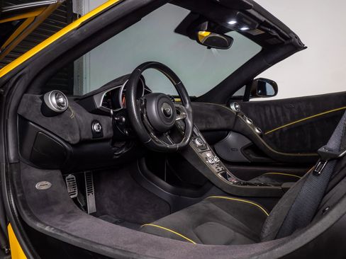 Used 2015 McLaren 650S Spider image 24