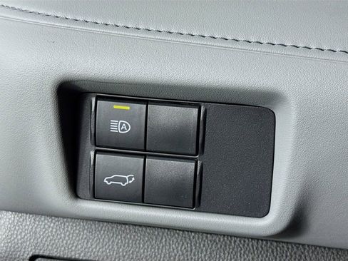 Used 2020 Toyota Highlander XLE image 14