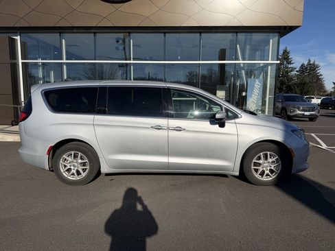 Used 2023 Chrysler Voyager LX image 8