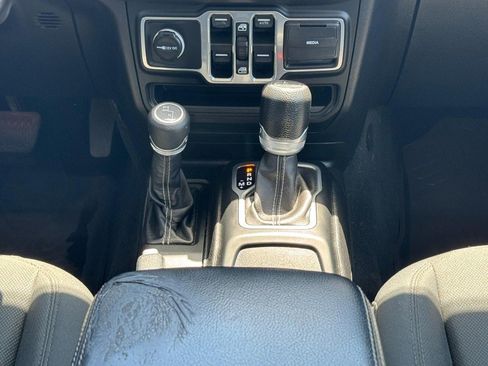 Used 2018 Jeep Wrangler Unlimited Sahara w/ Dual Top Group AWD/4WD image 16
