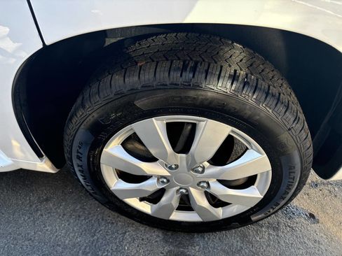 Used 2010 Chevrolet HHR LT image 25