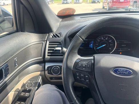 Used 2018 Ford Explorer XLT w/ Equipment Group 202A AWD/4WD image 12
