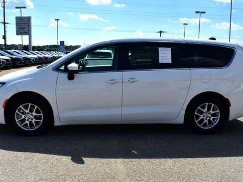 Used 2023 Chrysler Voyager LX FWD image 5