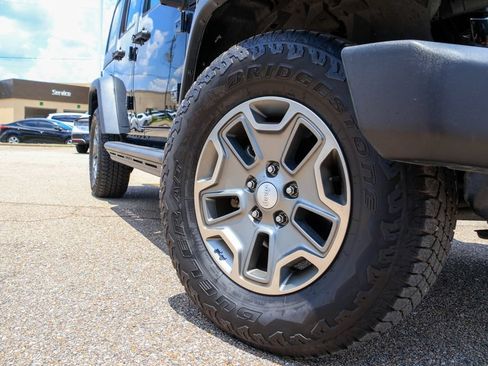 Used 2018 Jeep Wrangler Unlimited Rubicon w/ Connectivity Group AWD/4WD image 25