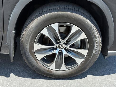 Used 2020 Toyota Highlander XLE AWD/4WD image 32